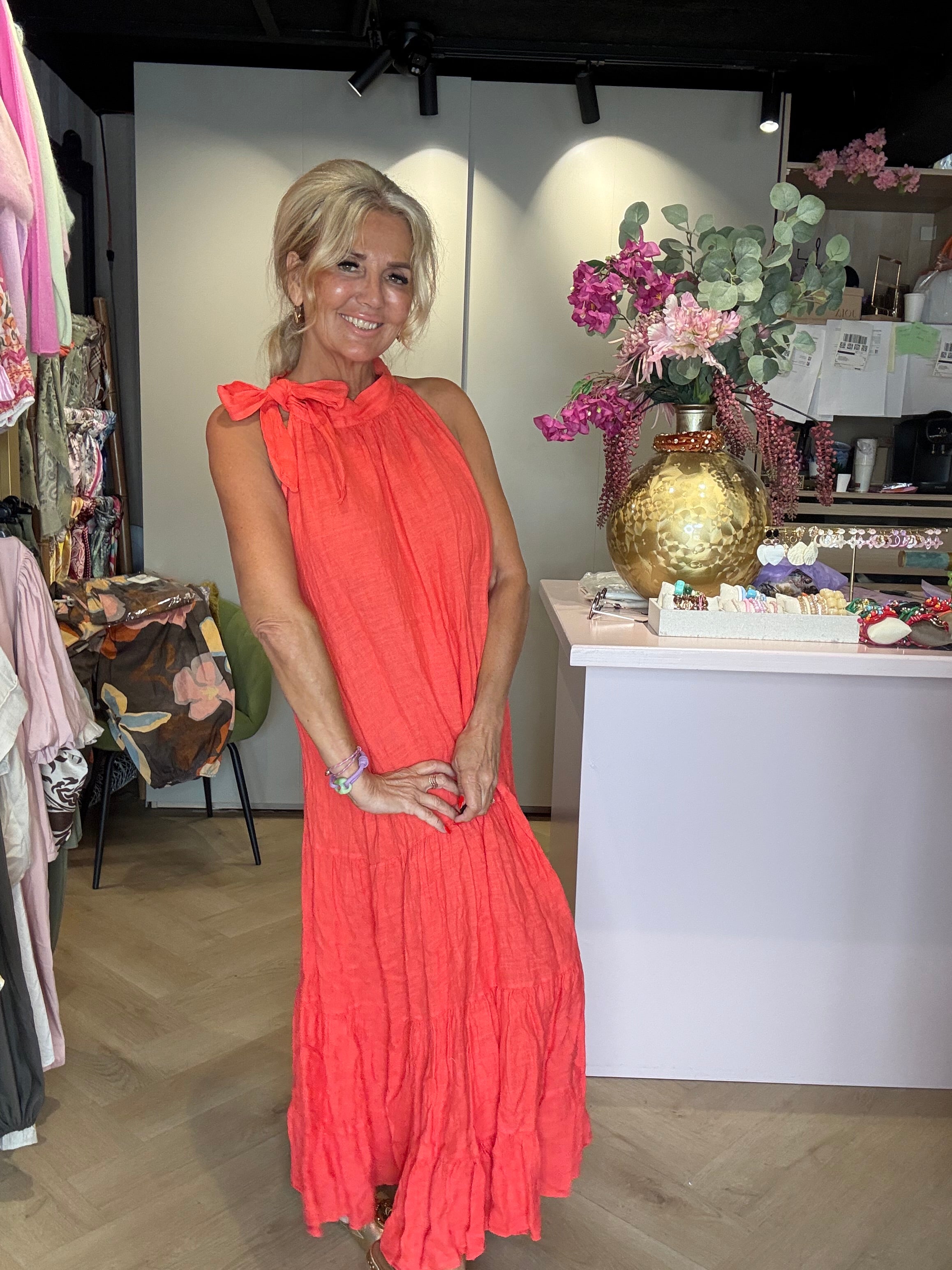 Kleid mit Neckholder und Schleife aus korallenfarbenem Leinen